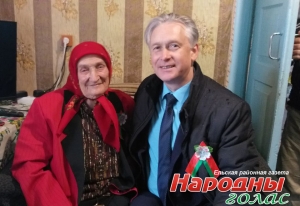 В рамках акции «Никто не забыт, ничто не забыто» председатель Ельского райисполкома Виктор Замостик поздравил труженицу тыла Ольгу Довбаш